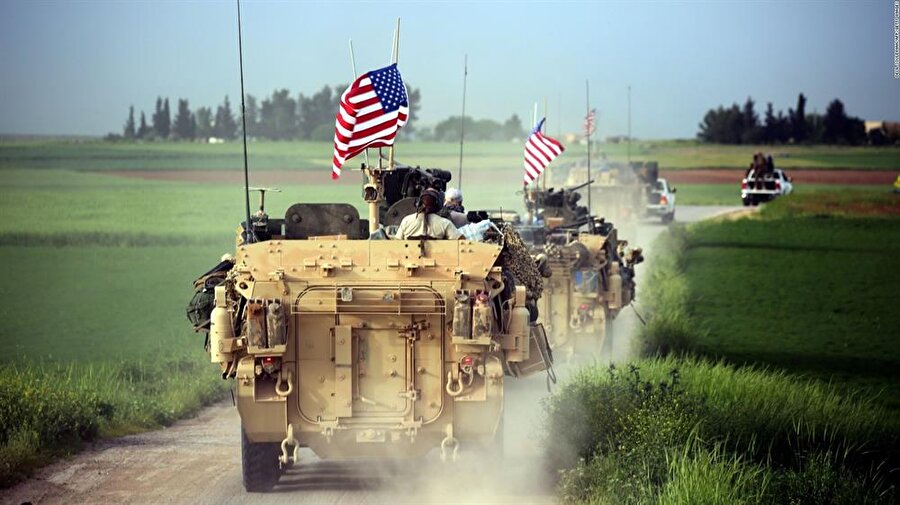 ABD istihbarat raporu: YPG PKK'nın Suriye'deki milis gücü
ABD Ulusal İstihbarat Direktörü (DNI) Daniel Coats tarafından ABD Kongresi'ne sunulan "ABD İstihbarat Topluluğunun Dünya Genelinde Tehditler Değerlendirmesi" raporunda YPG'nin "PKK'nın Suriye'deki milis gücü olduğu" belirtildi.
ABD Ulusal İstihbarat Direktörü Coats, Senato İstihbarat Komitesi'ndeki oturumda senatörlere ABD İstihbarat Topluluğunun Dünya Genelinde Tehditler Değerlendirmesi başlıklı raporu sundu.
Raporun Suriye ile ilgili bölümünde "PKK'nın Suriye'deki milis gücü olan YPG, muhtemelen bir tür otonom yapı arayışında olacak ancak Türkiye, Rusya ve İran'ın direnciyle karşılaşacak." ifadelerine yer verildi.