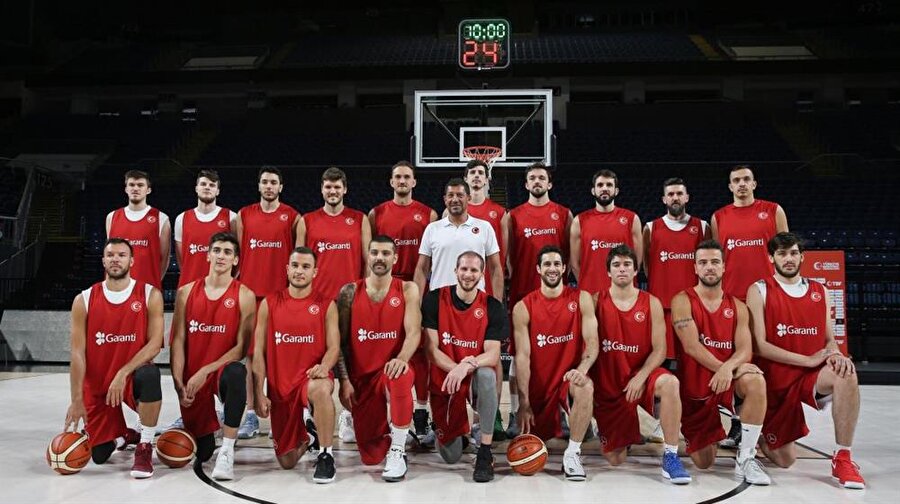 A Milli Erkek Basketbol Takımı’nın aday kadrosu açıklandı
2019 yılında düzenlenecek Dünya Kupası’na katılma hakkını elde etmek için 23 Şubat 2018 tarihinde İsveç ve 26 Şubat 2018 tarihinde Letonya ile deplasmanda Eleme Grubu maçları oynayacak olan Milliler, 16 Şubat’ta İstanbul’da kampa girerek çalışmalarına devam edecek.
PTT Türkiye Kupası müsabakaları devam eden sporcular ise takımlarının maçları bittikten sonra kampa dahil olacak.
A Milli Takım’ın aday kadrosu şu isimlerden oluşuyor:
Doğuş Balbay (Anadolu Efes), Tolga Geçim (Banvit), Sertaç Şanlı (Beşiktaş JK Sompo Japan), Kenan Sipahi (Beşiktaş JK Sompo Japan), Furkan Aldemir (Darüşşafaka Basketbol), Emircan Koşut (Darüşşafaka Basketbol), A.Buğrahan Tuncer (Eskişehir Basket), Ali Muhammed (Fenerbahçe Doğuş), Melih Mahmutoğlu (Fenerbahçe Doğuş), Hüseyin Göksenin Köksal (Galatasaray Odeabank), Ege Arar (Galatasaray Odeabank), Berk İbrahim Uğurlu (Pınar Karşıyaka), Metin Türen (Pınar Karşıyaka), J.Metecan Birsen (Sakarya BŞB Basketbol), Barış Ermiş (Tofaş)