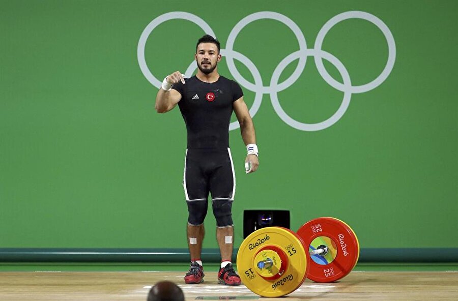 Milli Takımı kampı karıştı! Ünlü sporcu arkadaşına çatalla saldırdı