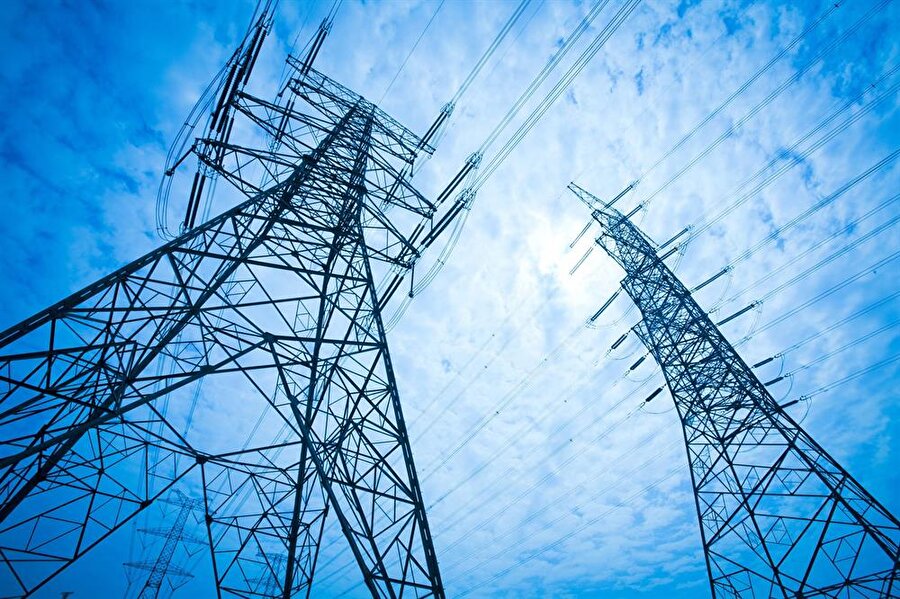 Enerji
Nüfus ve ekonomisi
büyüyen Türkiye'nin elektrik tüketim
talebi de artıyor. Türkiye petrolün yüzde
92'sini, doğal gazın yüzde 99'unu
ithal ederken, enerjide dışa bağımlılığı
yüzde 75'ler seviyesinde. Enerji, cari
açık içerisinde büyük paya sahip. Bu
nedenle enerji konusunda Türkiye her
koldan çalışma yürütüyor. En büyük
projeler nükleer alanda. Rus nükleer
enerji şirketi Rosatom, 20 milyar dolar
maliyetle kurulması öngörülen Akkuyu
Nükleer Santrali'nin inşaatına mart ayı
başlarında başlanabileceğini duyurdu.
22 milyar dolara Japonlara ihale edilen
Sinop Nükleer Santrali'nin 2023'te ilk
ünitesinin devreye alınması öngörülüyor.
Bir üçüncü nükleer santral projesinin de
Çinli'lerle yürütüleceği konuşuluyor.