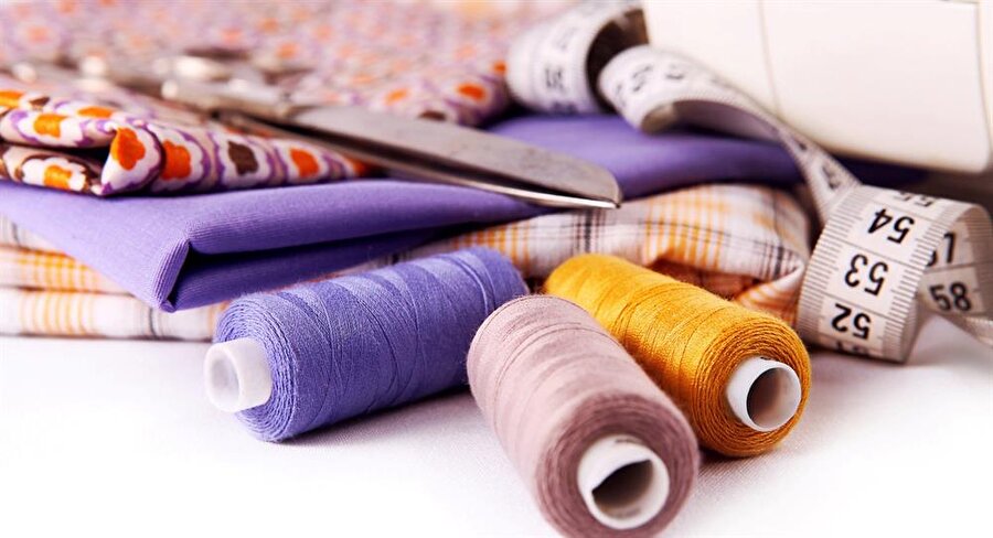 Tekstil ve Hazır Giyim
Geleneksel sektörler arasında
olmasına rağmen, yenilikçi yaklaşımlarla
Türkiye ekonomisine eskiden
olduğu gibi önümüzdeki yıllarda da
katkı sağlamayı sürdürecek. Zira tekstil,
hazırgiyim ve moda sektörü Türkiye
ihracatının yaklaşık beşte birini sağlıyor.
Bu oranın yer yer dörtte bire kadar
büyüdüğü de oluyor. Türkiye’de katma
değer yaratan en önemli sektörlerden
biri olan tekstil sektörü, 2017 yılını Avrupa
Birliği’nin en büyük 2., dünyanın
7. büyük tedarikçisi olma konumunu
koruyarak 10,1 milyar dolar ihracatla
kapattı. 