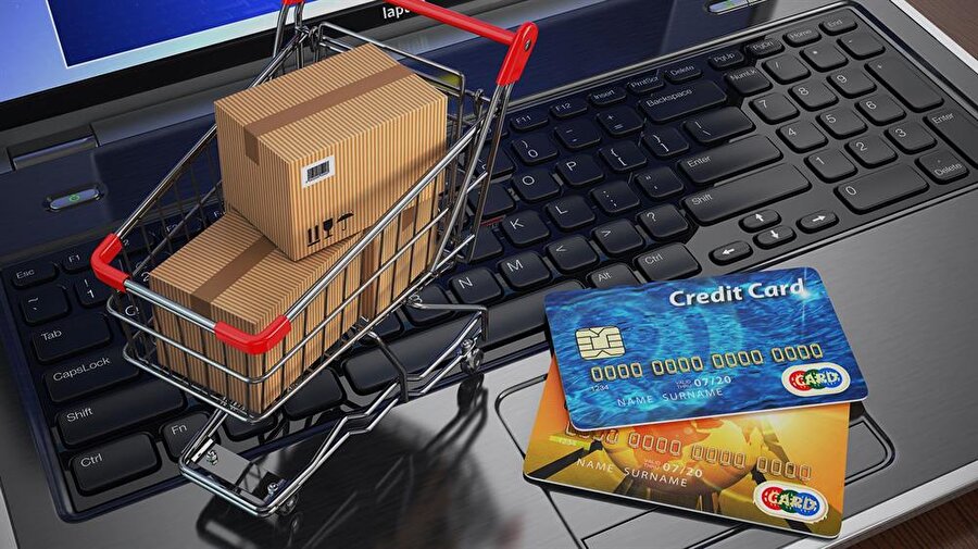 e-ticaret
Türkiye’nin ticaretini dijital platformlara
entegre etme hızı giderek
artıyor. 2015 yılında 25 milyar liraya
yaklaşan Türkiye e-ticaret cirosu, bir yılda
yüzde 20’nin üzerinde büyüdü, 2016 yılı
sonunda 30 milyar lirayı geçti. Bilişim
Sanayicileri Derneği’nin (TÜBİSAD) online
alışveriş sektörü araştırmasına göre E-ticarettte
ödemelerin yüzde 85’inin kredi
kartı, yüzde 11’inin kapıda ödeme, yüzde
4’ünün de EFT-havale yoluyla yapıldığı-
nı belirtiliyor. Bankaların bir süre önce
açıkladıkları verilere göre, 875 bini kredi
kartı ile olmak üzere internet üzerinden
yapılan günlük parasal işlem adedi 1
milyon 30 bine ulaştı.