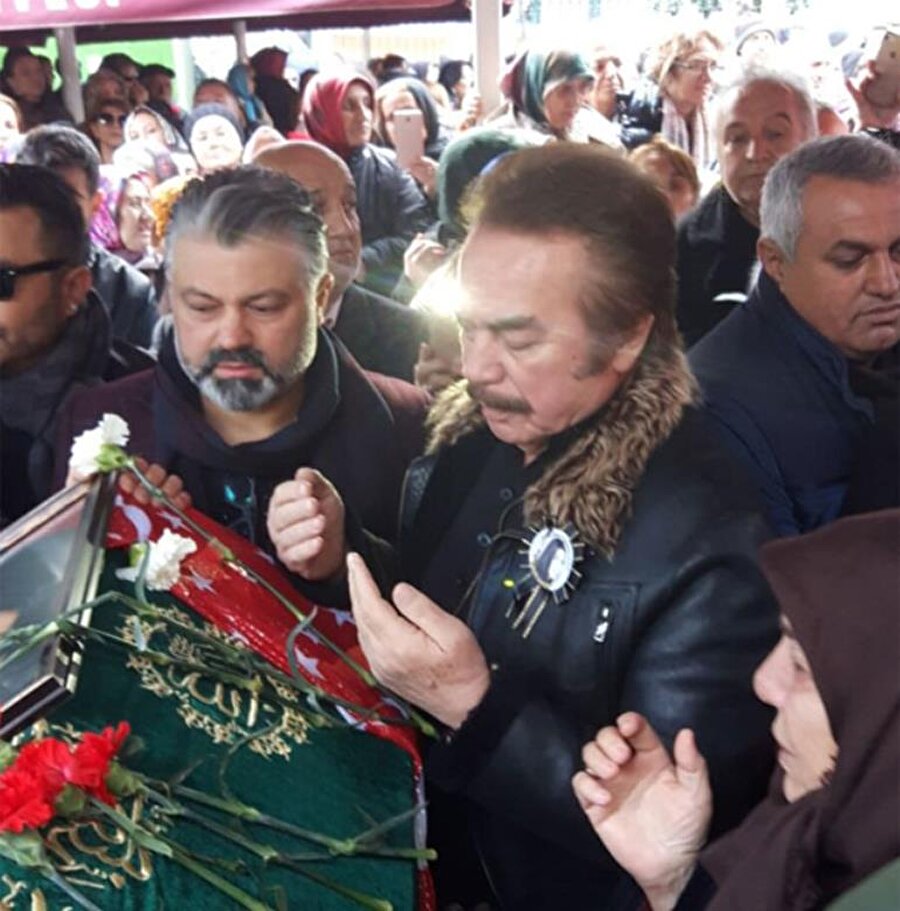 Devlet töreniyle kaldırıldı

                                    Nuray Hafitaş'ın cenazesi Cumhurbaşkanı Recep Tayyip Erdoğan'ın talimatı ile devlet töreniyle kaldırıldı.
                                