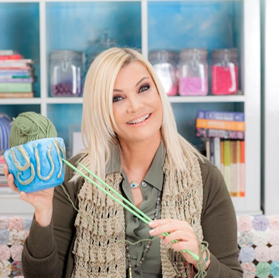 Derya Baykal
Ankara Devlet Konservartuarı mezunu olan Baykal, yıllardır sunduğu el işi vb. ürün yapımı temalı programıyla benimseniyor.