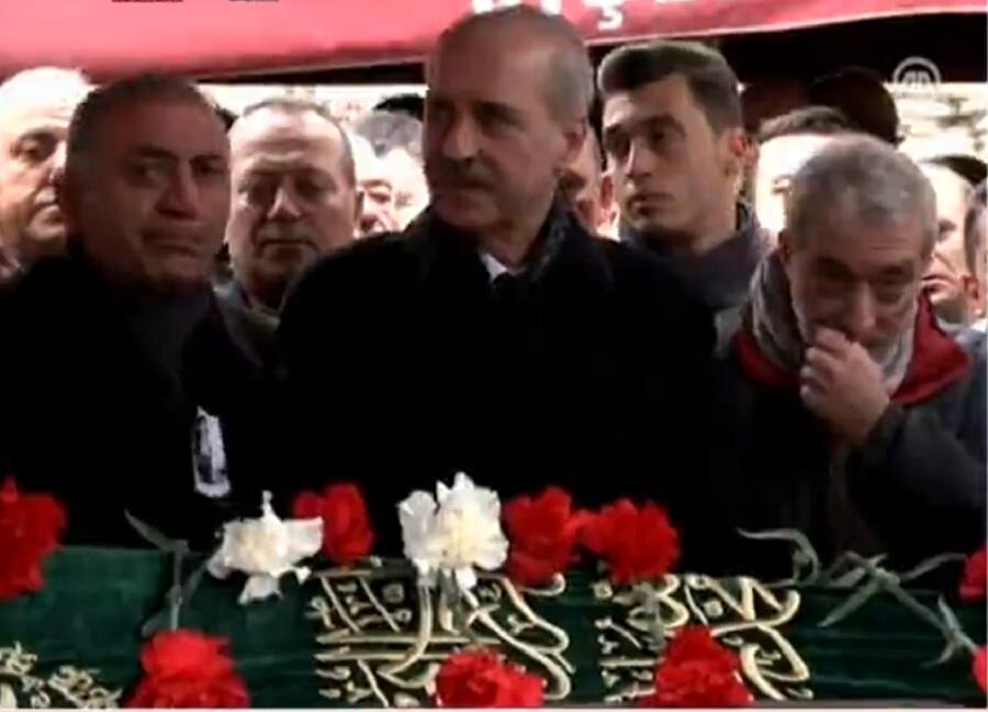 Kültür Bakanı Numan Kurtulmuş ve CHP Genel Sekreteri Gürsel Tekin cenaze töreninde
Kültür Bakanı Numan Kurtulmuş ve CHP Genel Sekreteri Gürsel Tekin cenaze töreninde yan yana saf tuttu.