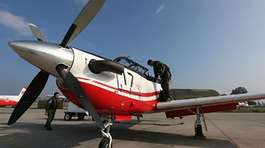 İzmir'de askeri uçak düştü: 2 şehit

                                    İzmir Çiğli 2. nci Ana Jet Üssü'nde eğitim uçağının düştüğü, 2 pilotun şehit olduğu bildirildi.TSK'dan yapılan açıklama şöyle:
16 Şubat 2018 tarihinde saat 10.26´da konuşlu bulunduğu Çiğli/İzmir 2´nci Ana Jet Üs Komutanlığından tecrübe uçuşu maksadıyla içinde iki pilot ile kalkış yapan bir SF-260D eğitim uçağımız ile saat 10.49 civarında radar irtibatı kesilmiştir. Müteakiben başlatılan arama kurtarma faaliyeti neticesinde havaalanının 3 km kuzeyinde uçağımızın enkazına ve iki kahraman personelimizin naaşlarına ulaşılmıştır.
Kaza Kırım İlk Değerlendirme Heyeti tarafından bölgeye intikal edilerek olay inceleme faaliyetlerine başlanmıştır. Bu elim kaza neticesinde şahadet mertebesine erişen kahraman silah arkadaşlarımıza Allah´tan rahmet değerli aile fertlerine, Türk Silahlı Kuvvetlerimize ve yüce Türk Milletine başsağlığı dileriz.
                                