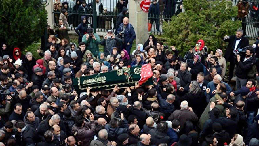 Cenazede büyük ayıp!
Ünlü sanatçının cenaze törenine katılan bazı vatandaşların fotoğraf çekme yarışına girmesi, dikkatlerden kaçmadı.