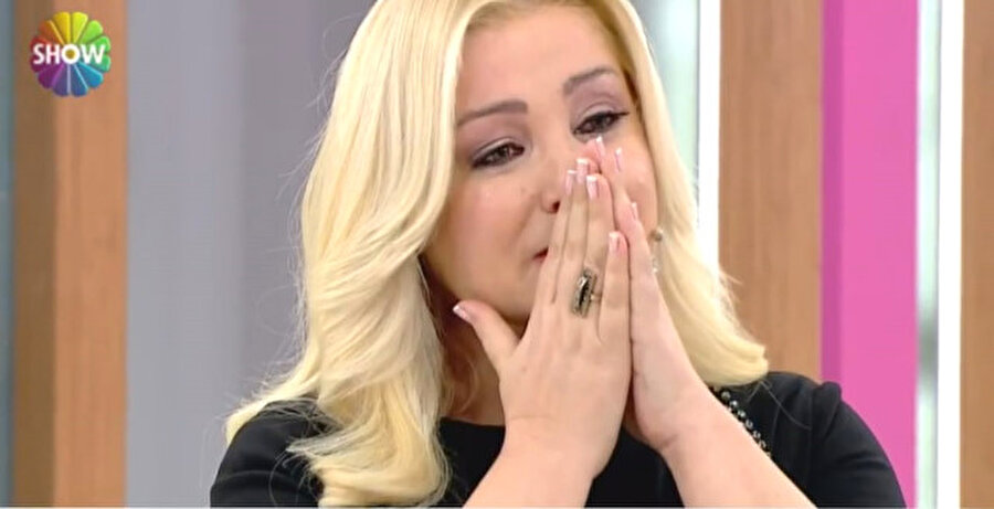 Kızına yazdığı mektubu okudu
Zahide Yetiş'e konuk olan Alişan Kapaklıkaya'nın geçtiğimiz aylarda kanserden kaybettiği kızına yazdığı mektubu okuyan Zahide Yetiş, hem stüdyoda bulunanları hem ekran karşısındakileri ağlattı.