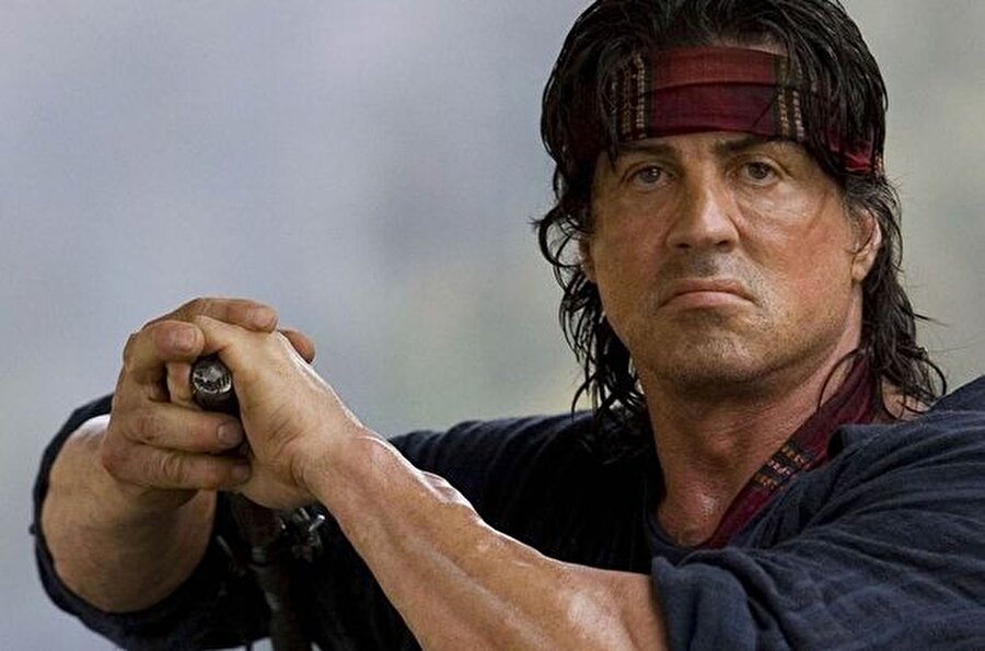 Sylvester Stallone yaşıyor
Söz konusu gönderide, 71 yaşındaki oyuncunun hayatta olduğu vurgulanarak, “Lütfen bu saçmalığa kanmayın. O (Sylvester Stallone) yaşıyor ve iyi. Mutlu ve sağlıklı. Hala yumruk atmaya devam ediyor” ifadelerine yer verildi.
6 Temmuz 1946 yılında dünyaya gelen Sylvester Stallone, bugüne kadar başta Rocky Balboa ve Rambo gibi efsaneler olmak üzere birçok karakteri canlandırdı.