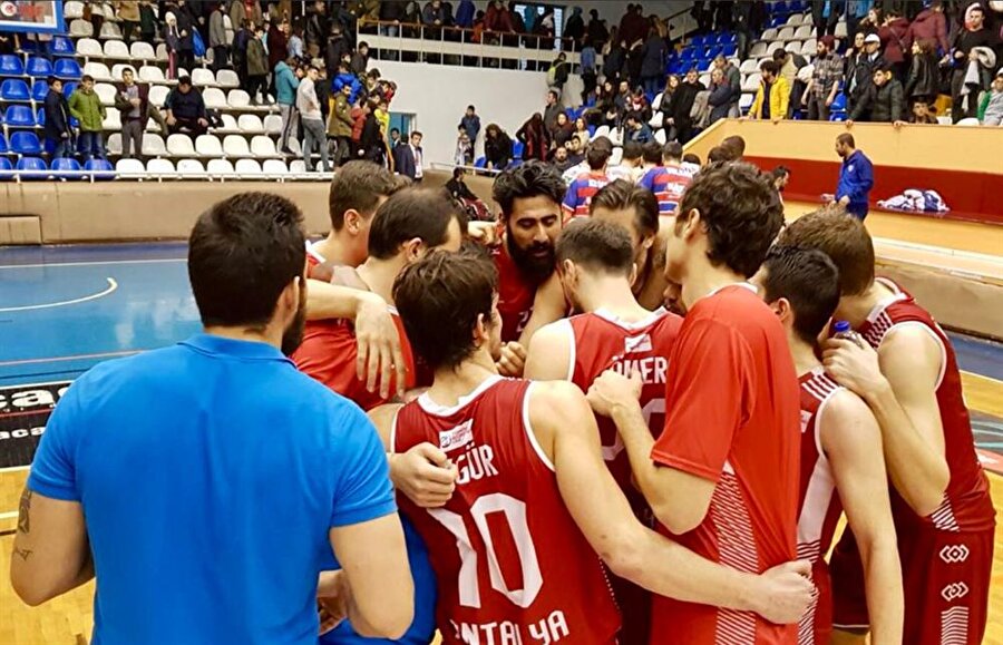 Antalasporlu basketbolcular taraftara 'Tarkan' gibi seslendi
