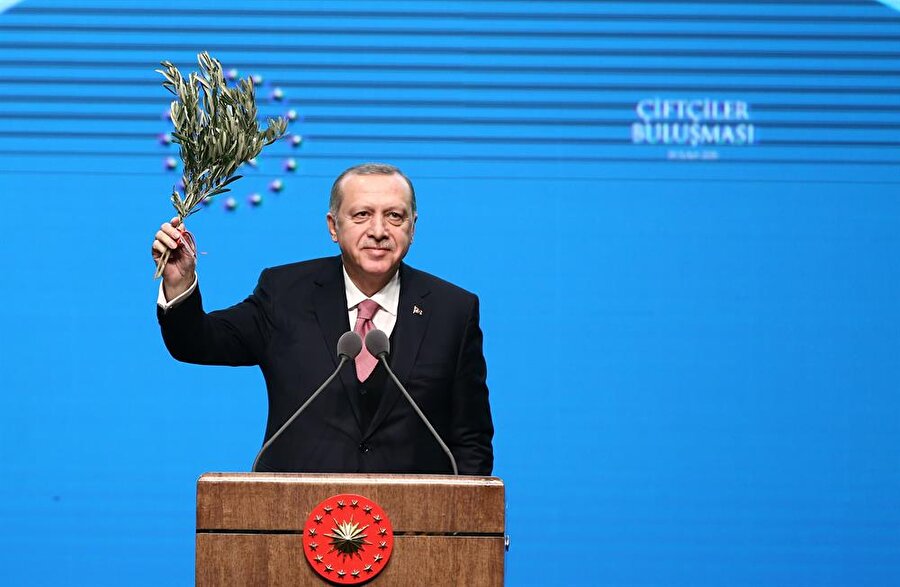 Cumhurbaşkanı Erdoğan'dan çiftçilere müjde
Cumhurbaşkanı Recep Tayyip Erdoğan Beştepe Millet Kültür ve Kongre Merkezi’nde düzenlenen “Çiftçilerimiz Milletin Evinde Cumhurbaşkanımız ile Buluşuyor” toplantısında konuştu. Erdoğan, "2003 yılında ilk kez mazot desteğini biz başlattık. Şimdi de 23 Şubat 2018 tarihinden itibaren çiftçilerimizin mazot maliyetinin yarısını biz ödemeye başlayacağız" dedi.