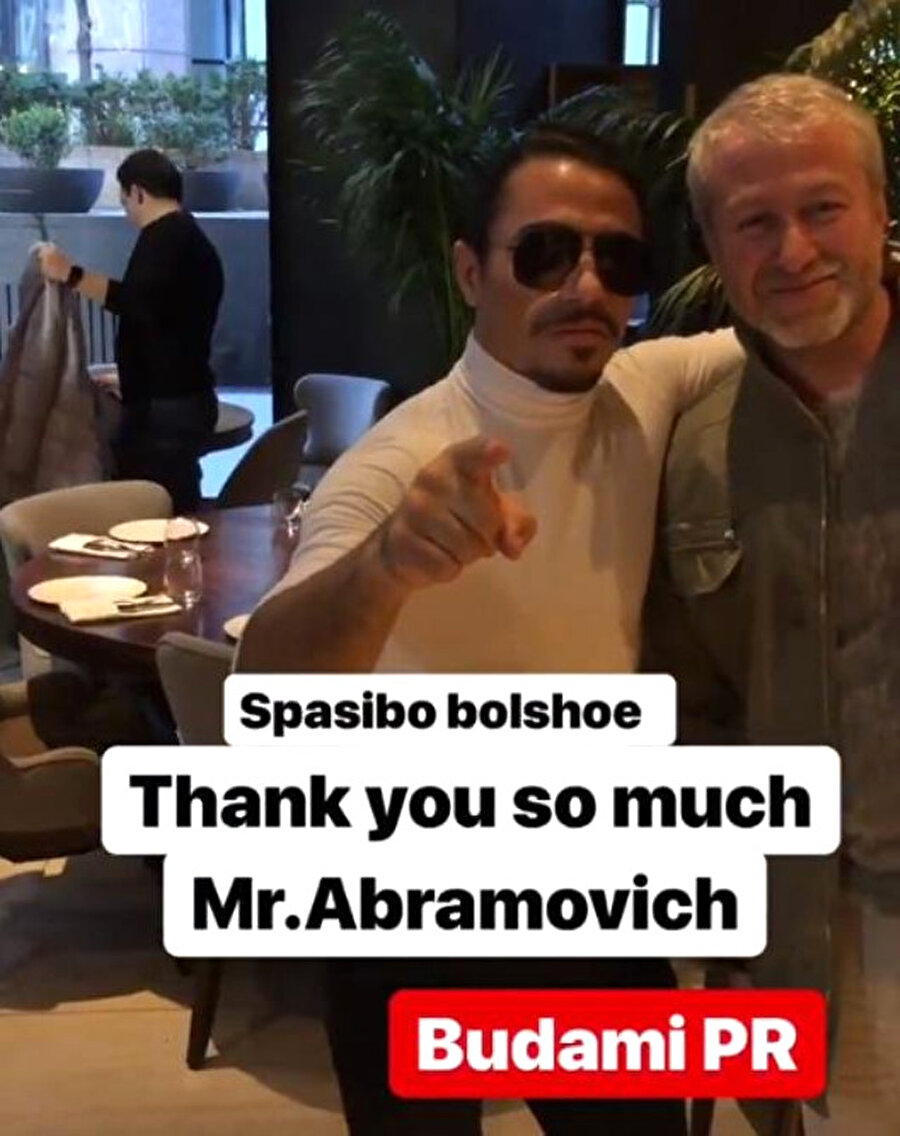 "Bu da mı PR?"
İngiltere'nin Chelsea Kulübü'nün de sahibi olan Roman Abramoviç'le fotoğraf çektiren Nusret, fotoğrafı "Bu da mı PR?" notuyla paylaştı.