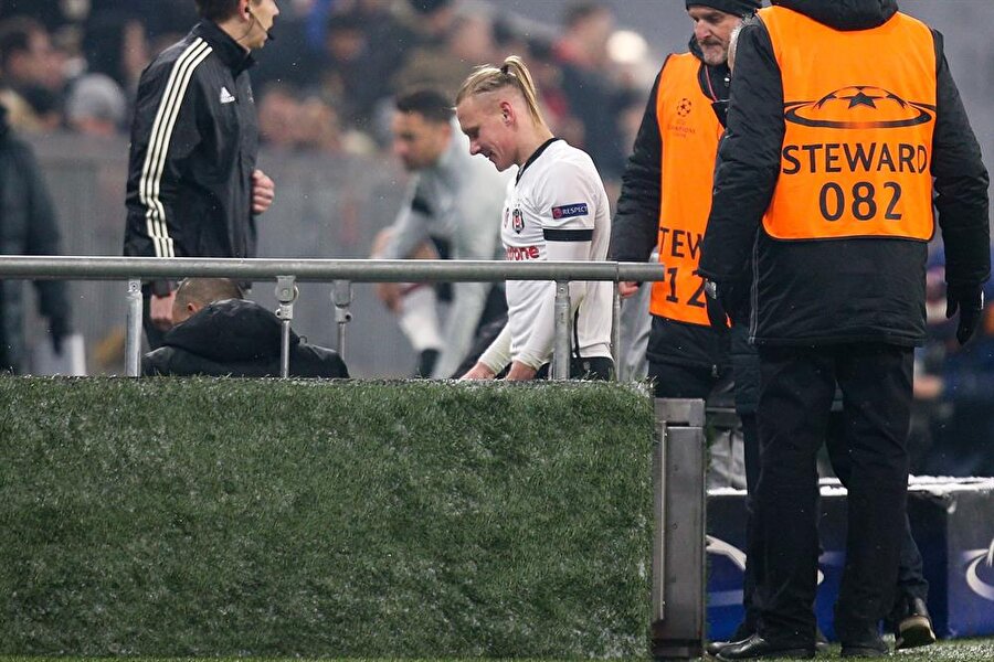 Beşiktaş'a erken kırmızı kart!