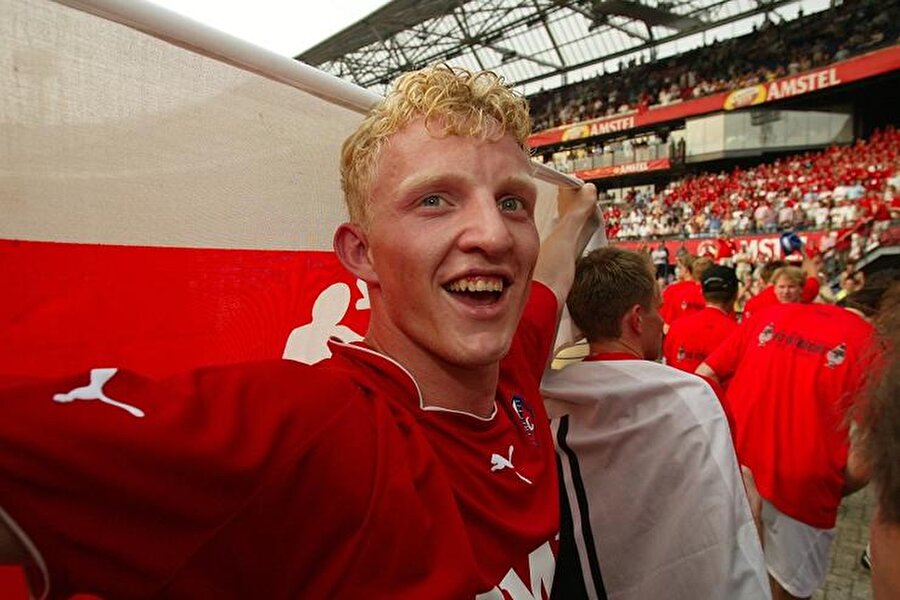 
                                    
                                    Yetenekleriyle dikkat çeken Kuyt, 2003'te Feyenoord'a transfer oldu. Hollanda'nın köklü kulüplerinden olan Feyenoord'ta 193 maça çıkan Kuyt, 116 gol atıp 58 asist yaptı. Kuyt 2003 yılında Hollanda'da Altın Ayakkabı ödülüne layık görüldü. 
                                
                                