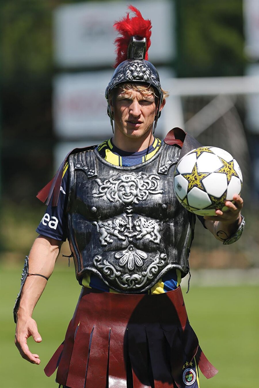 Liverpool taraftarının gönlünde taht kuran Dirk Kuyt, 1 Temmuz 2012'de 1 milyon Euro bonservis bedeliyle Fenerbahçe'ye imza attı.