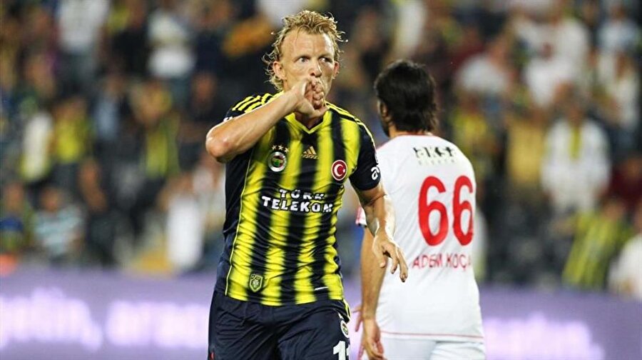 Premier Lig'de senelerce top koşturan hayatındaki ilk lig şampiyonluğunu Fenerbahçe'de yaşadı.