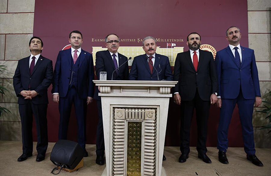 YILDIRIM VE BAHÇELİ'NİN İMZALARI VAR

                                    
                                    Ortak kanun teklifi, AK Parti Grup Başkanı ve İzmir Milletvekili Binali Yıldırım ile MHP Genel Başkanı ve Osmaniye Milletvekili Devlet Bahçeli'nin imzasını da taşıyor.
                                
                                