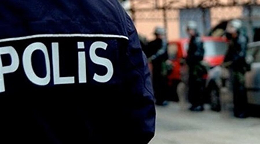 VATANDAŞLARA POLİS ÇAĞIRMA YETKİSİ VERİLECEK 

                                    
                                    Sandık güvenliğini tehdit eden durumlarda vatandaşlara da polis çağırma yetkisi verileceği belirtiliyor. Sandık kurulu başkanları kamu görevlileri arasından seçilebilecek.
                                
                                