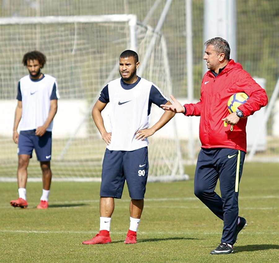 Antalyaspor'dan Zeytin Dalı Harekatı'na destek
Süper Lig'in 23. haftasında Antalyaspor deplasmanda Osmanlıspor ile karşı karşıya gelecek. Zorlu mücadeleye hazırlanan Antalyaspor bu sabah aldığı bir haberin ardından kamera karşısına geçti. Zeytin Dalı Harekatı nedeniyle silah başında olan bir taraftar kardeşi vasıtasıyla Antalyaspor'dan imzalı bir forma istedi. 'Savaş' isimli askerin talebi kırmızı-beyazlıları son derece duygulandırdı. Antalyaspor Teknik Direktörü Hamza Hamzaoğlu ve futbolcular kamera karşısına geçti. Akrepler çektikleri video ile Mehmetçik'e destek verdi.