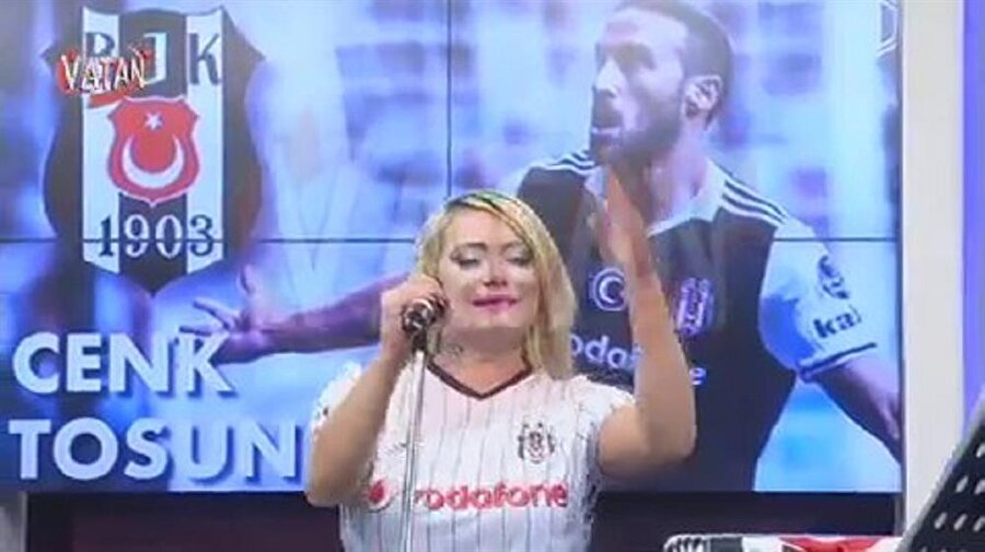 Çatlak Şanzel yaptı yapacağını! İşte Beşiktaş'a özel beste