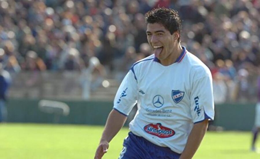Suarez yedi yaşına geldiğinde ailesi Montevideo'ya taşındı. Suarez dokuz yaşına geldiğinde ise annesi ile babası boşandı. Sokaklarda futbolunu geliştiren Luis Suarez, 2003'te Nacional altyapısında futbol oynamaya başladı. 