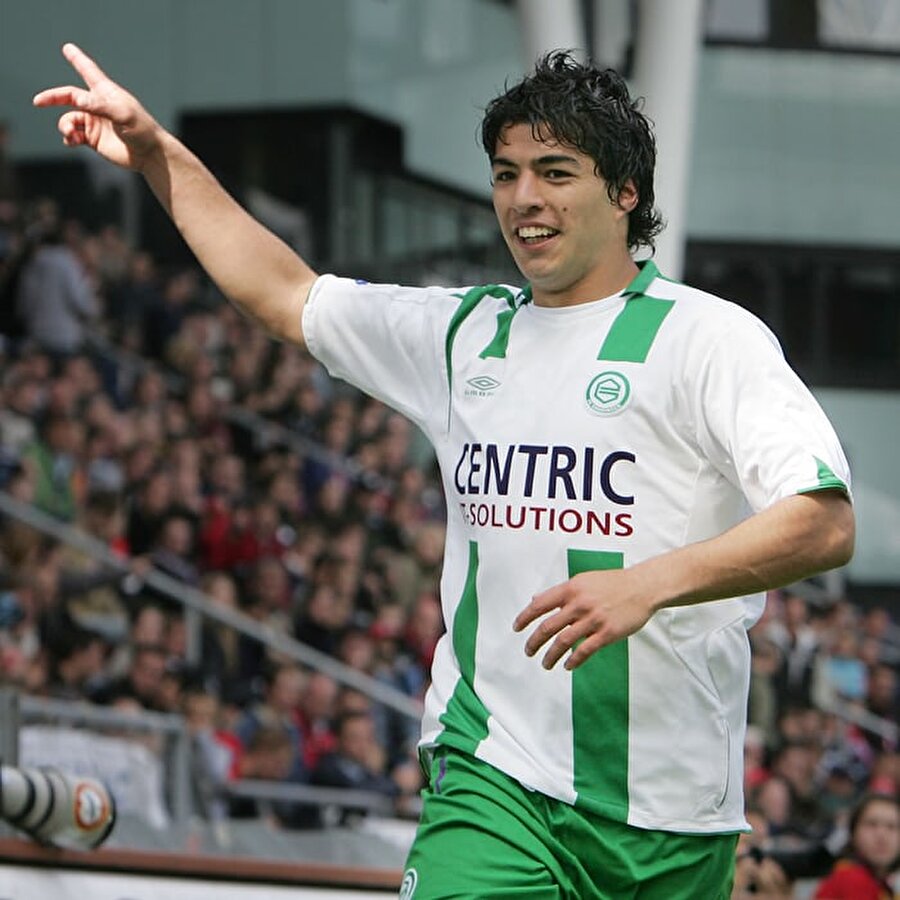 Golcü futbolcu 2006'da Hollanda ekibi Groningen'e transfer oldu. Suarez, Groningen'de geçirdiği bir sezonda 36 maça çıkıp 14 gol attı.