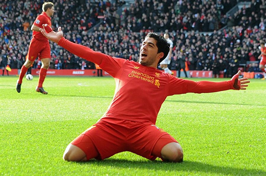 Suarez, 2011'de Liverpool'a 26,5 milyon Euro'ya transfer oldu. 