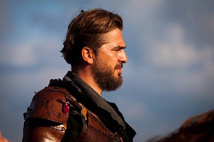 İkinci sıraya düştü
Sen Anlat Karadeniz dizisi başlamadan önce birinciliği bırakmayan Diriliş Ertuğrul ise, yeni diziden sonra ikinci sıraya yerleşti.