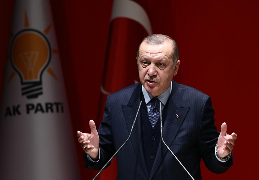 Cumhurbaşkanı Erdoğan: Be vicdansız, be ahlaksız

                                    Cumhurbaşkanı Recep Tayyip Erdoğan Genişletilmiş İl Başkanları Toplantısı'nda konuştu. Erdoğan: "Bizi en çok üzen müttefik gördüğümüz kimi ülkelerin sergilediği riyakarlık hatta ciddiyetsizliktir. Dün bu ülkelerden birinin savunma bakanlığı sözcüsü çıkıp utanmadan Afrin’de sivillerin öldüğünü söyleyebiliyor. Be vicdansız, be ahlaksız, Doğu Guta'da her gün çocuğun , yaşlının, gencin öldürülmesinden rahatsızlık duymuyorsun. Bu harekattan rahatsızlık duyuyorsun." dedi.
                                