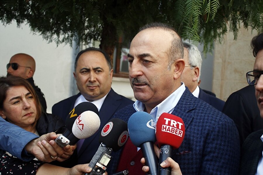 Bakan Çavuşoğlu: Rusya ve İran'ın rejimi durdurması gerekiyor

                                    Dışişleri Bakanı Çavuşoğlu, Esed rejiminin Doğu Guta’daki saldırılarına ilişkin, . Son zamanlarda rejimin ihlalleri çok arttı. Doğu Guta'da hava saldırıları kabul edilemez. Rusya ve İran'ın rejimi durdurması gerekiyor. İdlib'de terörist gruplar da var. Eli silahlı terör gruplarının başka yerlerden çıkmasına izin vermişlerdi. Şimdi onları gönderdikleri yerlere saldırıyorlar. Bu terör gruplarıyla mücadeleye birlikte devam edelim.” dedi.
                                