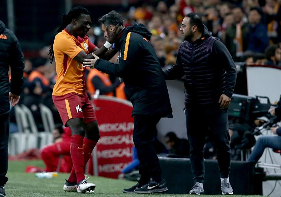 Gomis golü attı, ona sarıldı...