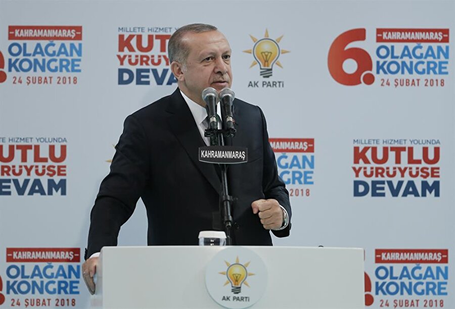 Cumhurbaşkanı Erdoğan: Sefer görev emri olanlar hazır olsun
Cumhurbaşkanı Recep Tayyip Erdoğan AK Parti Kahramanmaraş kongresinde konuştu. Erdoğan, Kahramanmaraş'ta yaptığı konuşmada ''Reis bizi Afrin'e götür' tezahüratları üzerine 'İnşallah hep beraber gideceğiz. Sefer görev emri olanlar hazır olsunlar. Şu an ihtiyaç yok ama..." dedi. Öte yandan Cumhurbaşkanı Erdoğan, Zeytin Dalı Harekatı’na ilişkin "Bizim kanımızda sivilleri vurmak yok ama sizin kanınızda var" dedi.