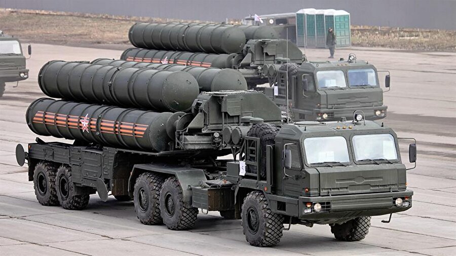 ABD'nin S-400 rahatsızlığı: Türkiye için yaptırım nedeni olabilir

                                    
                                    S-400'ler için Türkiye'nin Rusya ile anlaşmasının üzerine, ABD Dışişleri Bakanlığı'ndan yetkililer, Türkiye'nin S-400 hava savunma sistemlerinin tedariki nedeniyle Türkiye'nin ABD yaptırımlarıyla karşı karşıya kalabileceğini söyledi.Türkiye ile Rusya arasında imzalanan ve 2019 yılında teslimatının başlaması beklenen S-400'ler hakkında ABD'den yapılan açıklama rahatsızlık boyutlarını ortaya koydu. Washington yönetiminden dikkat çekici bir yaklaşım geldi. Türkiye’nin Rusya’dan S-400 sistemi almaktan vazgeçmesini temenni eden ABD yönetimi, birlikte yeni bir hava savunma sistemi çözümü üretilmesi teklifinde bulunuyor.
                                
                                