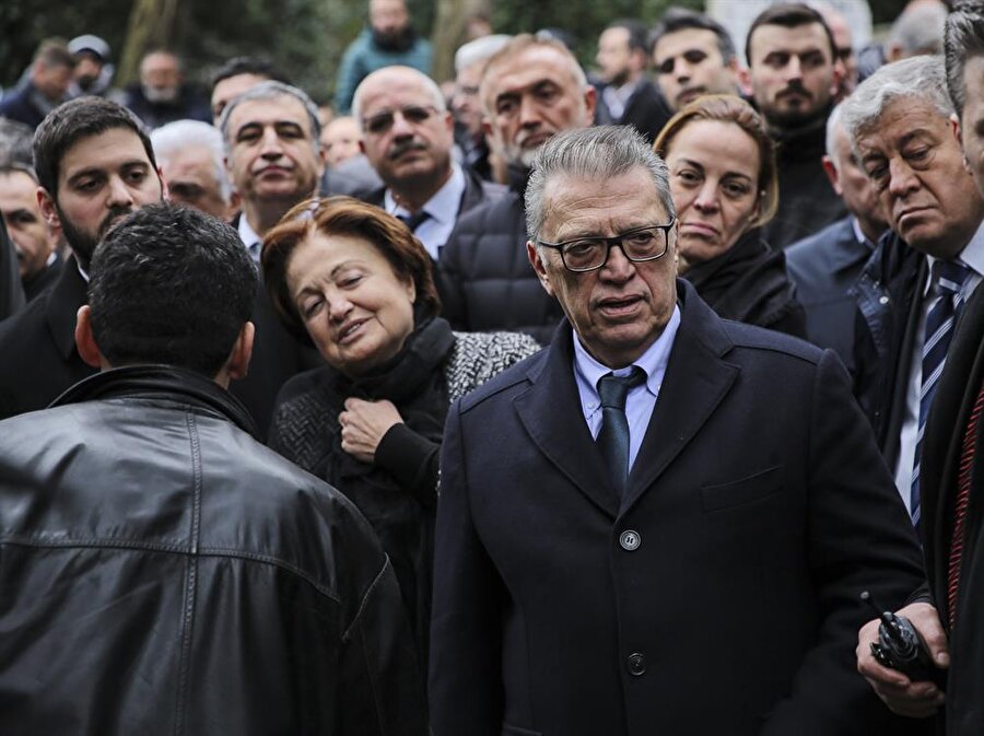 Mesut Yılmaz'ın oğlunun ölümüne ilişkin yeni gelişme
Eski Başbakanlardan Mesut Yılmaz'ın oğlu Mehmet Yavuz Yılmaz'ın Beykoz'daki evinde intihar etmesi sonucu ölü bulunmuştu. Olaya ilişkin yürütülen soruşturmada, Beykoz Cumhuriyet Başsavcılığı, soruşturmayı tamamladı ve dosyaya takipsizlik kararı verildi.