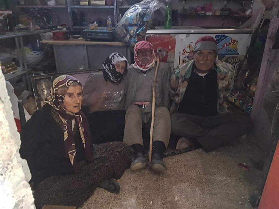 Teröristler 4 ihtiyar köylüyü bağlayıp mayınla tuzakladılar

                                    
                                    Kurtarılan Maskah köyünde canlı kalkan olarak kullanılan 4 yaşlı köylü kurtarıldı. Terör örgütünden kurtarılan Maskah köyünde bir depoda bulunan, elleri bağlanarak çevresine mayın ve el yapımı patlayıcı tuzaklanmış 4 yaşlı köylü, YPG/PKK'nın, Afrin'de sivilleri silah zoruyla kaçırarak canlı kalkan yaptığının kanıtı oldu.
                                
                                