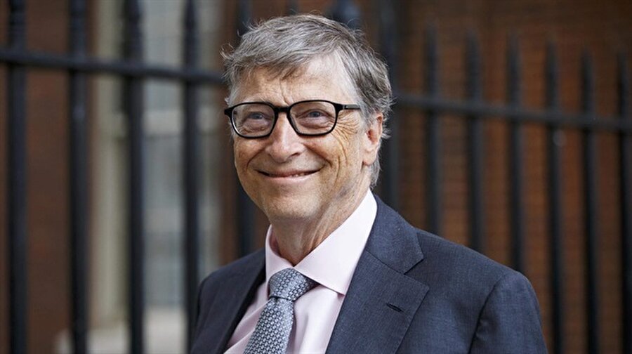 Bill Gates satın aldığı en çılgın şeyleri açıkladı

                                    Teknoloji devi Microsoft'un kurucusu Bill Gates en zenginler listesinde ilk sırada görmeye alıştığımız bir isim. Son yıllarda yardım kuruluşlarına verdiği destek ile adından söz ettiren Gates, bu sefer ilginç bir açılama ile gündemde.
Geçtiğimiz aylarda dünyanın en zengin insanı unvanını Amazon'un kurucusu ve CEO'su Jeff Bezos'a kaptıran Gates bugüne kadar satın aldığı en çılgın şeyi açıkladı.
NTV'de yer alan habere göre Bill Gates, 30 sene önce milyarder olduğundan beri kendi zevki için satın aldığı en çılgın şeylerin Porsche marka araba, özel uçak ve evindeki trambolin odası olduğunu söyledi.
Aynı programda evde sıkça kullandığı ürünler ve fiyatları sorulan Gates, 5 üründen 4'ünün fiyatını bilemedi.
                                