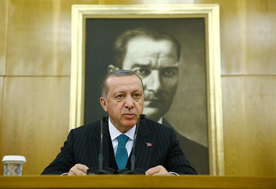 Cumhurbaşkanı Recep Tayyip Erdoğan, resmi ziyaretlerde bulunmak üzere Cezayir'e gitti. Cumhurbaşkanı Erdoğan, Cezayir ziyareti öncesi Atatürk Havalimanı Devlet Konukevi'nde açıklamalarda bulundu.