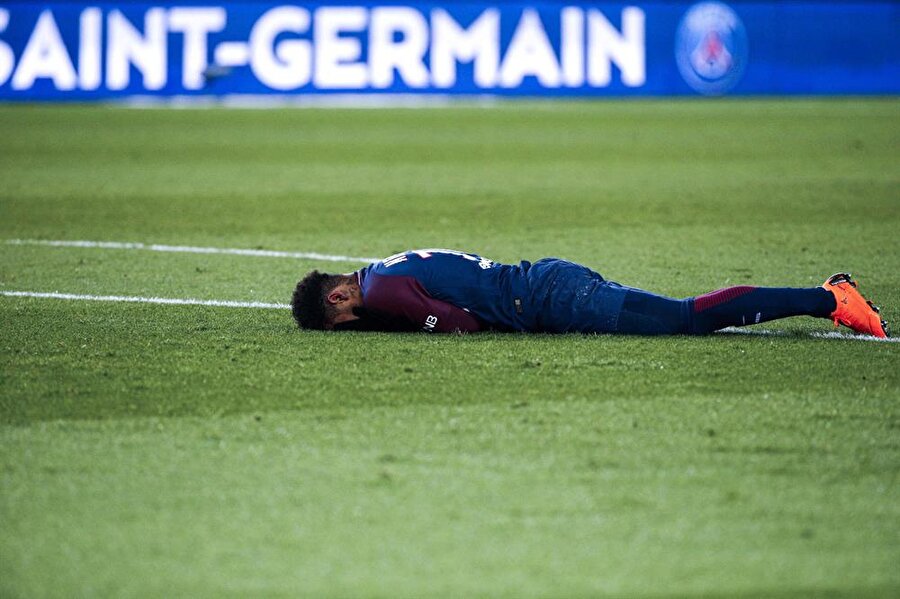 Neymar gözyaşları içinde sahayı terk etti! Yıldız futbolcu sahalardan ne kadar uzak kalacak?