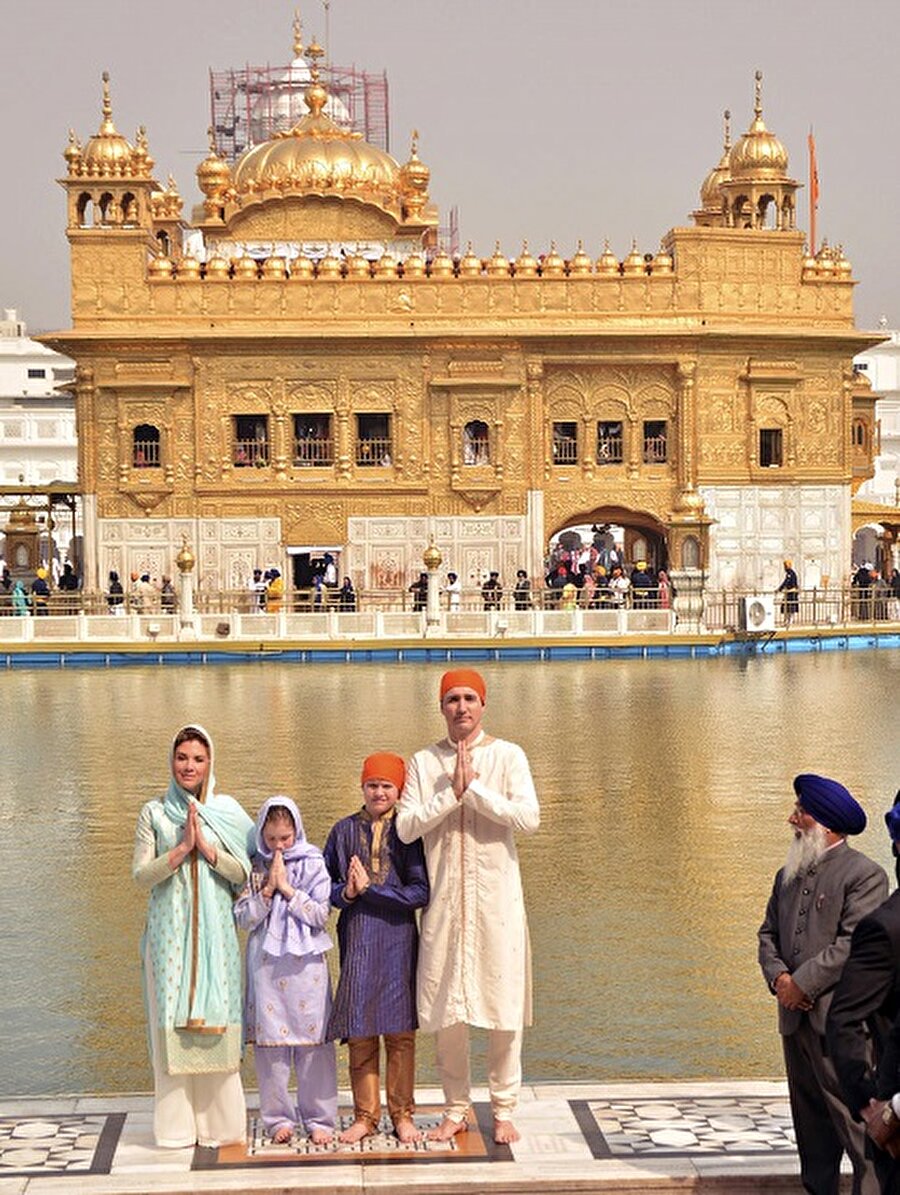 46 yaşındaki Kanada Başbakanı, Hindistan'a yaptığı ilk ziyarette Altın Tapınak'ta geleneksel kıyafetleriyle..

                                    
                                