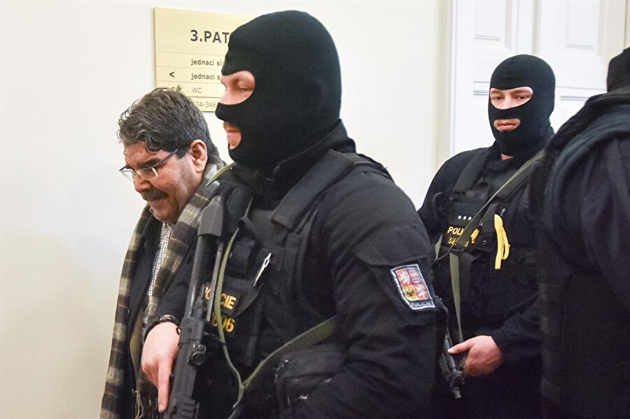 Çekya'dan skandal karar: Salih Müslüm serbest bırakıldı
Çekya'nın başkenti Prag'da gözaltına alınan terör örgütü PYD/PKK'nın eski eş başkanı Salih Müslim Çek mahkemesi tarafından serbest bırakıldı.
Associated Press haber ajansı Müslim'in mahkemeye getirilirken çekilen kelepçeli fotoğraflarını servis etti.
Duruşması TSİ 13:00'da başlayan Müslim, mahkeme tarafından serbest bırakıldı.