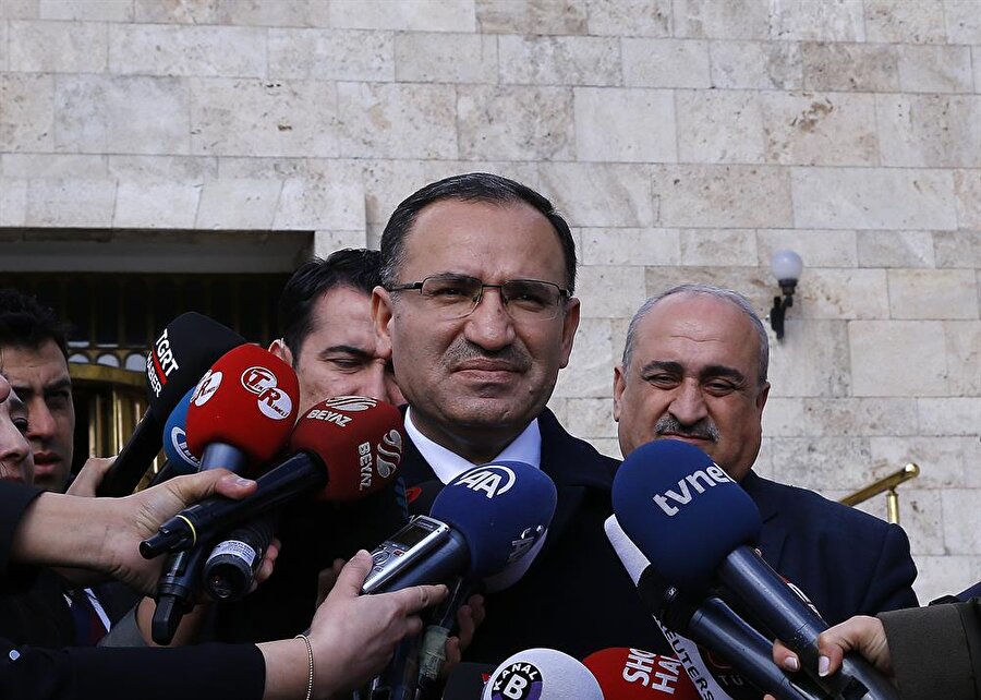 Müslüm'ün serbest bırakılmasına hükümetten tepki: Karar terör örgütlerini destek niteliğindedir
Hükümet Sözcüsü Bekir Bozdağ, Salih Müslim'in serbest bırakılmasıyla ilgili konuştu.Bozdağ: "Pek çok ülke biliyor ki, PYD eli kanlı bir terör örgütüdür. Türkiye'de de pek çok kanlı eyleme imza atmıştı. Biz bu kararın uluslararası hukuka aykırı olduğuna inanıyoruz. Bu tip kararlar siyasal kararlardır. Türkiye'ye karşı yapılan terör faaliyetlerine Türkiye aleyhine destek kararıdır. Her ülkeyle Türkiye'nin arasında suçluların iadesi anlaşması var. Çekya'da hukuka uyulsaydı bu teröristbaşı Türkiye'ye iade edilmek üzere geçici olarak tutuklanmasına karar verilirdi." dedi.