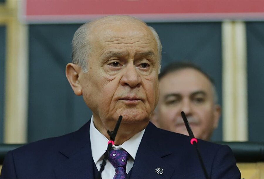 MHP lideri Bahçeli: CHP, 'beraber iyi salladık' derken bir şey olmuyor da, biz Türk düşmanlarının dizlerini titretirken mi kötü oluyor?
HP Genel Başkanı Devlet Bahçeli Grup Toplantısı'nda konuştu. Bahçeli: "CHP'nin kağıttan kaplanları, yamalı ahlakları ile siyasi kundakçılığa heves etmişlerdir. Seçim ittifaklarının hukuki zemine oturacak olmasından ödleri kopmuş, HDP ile al takke ver külah ilişki için girmekten en ufak rahatsızlık duymamışlardır. Bunlara kalsa PYD terör örgütü değildir. Bunlara baksak 15 Temmuz değil, 20 Temmuz darbe günüdür. CHP, 'beraber iyi salladık' derken bir şey olmuyor da, biz Türk düşmanlarının dizlerini titretirken mi kötü oluyor?" dedi.