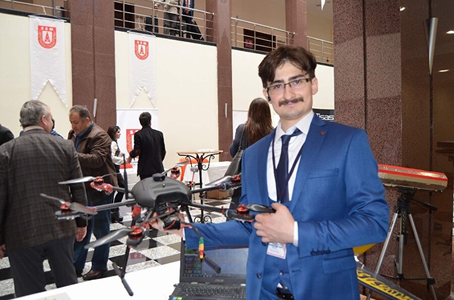 Savunma Sanayii'de kullanılmak üzere askeri komutla çalışacak drone geliştirdi
Karadeniz Teknik Üniversitesi (KTÜ) Makine Mühendisliği Bölümü öğrencisi Mahmut Enes Özyurt, savunma sanayii alanında kullanılmak üzere askeri komutla çalışacak drone geliştirdi. Drone'nun bulunduğu yerden kendi kendine kalkarak hedefleri harita üzerinden işaretleyip gönderdiğini belirten Özyurt, ''Şu an otonom uçuş üzerinde bir çalışma yaptık. Drone tamamıyla stabilize edildikten sonra otonom uçuşa hazır konuma getirilmiştir. Bilgisayar ekranında kullandığımız bir çok programa görevi yükleyerek, droneun kendi kendini yönetmesini sağlıyoruz. Biz buradan görevi yazıyoruz mesela 'şuradan kalk, şuraya git, oradaki hedefleri bul ve bize bildir.' Bu komutları alan drone kendi kendine bulunduğu konumundan kalkarak hedefleri işaretleyip bize harita üzerinden konum bilgisini ulaştırıyor.'' dedi.
