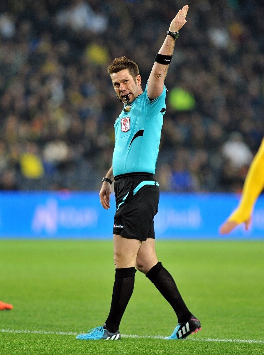 Derbinin hakemi Fırat Aydınus
Ziraat Türkiye Kupası'nda Beşiktaş ile Fenerbahçe arasında 1 Mart Perşembe günü oynanacak yarı final ilk maçını hakem Fırat Aydınus yönetecek.
Türkiye Futbol Federasyonu Merkez Hakem Kurulundan yapılan açıklamaya göre, Vodafone Park'ta saat 20.30'da başlayacak derbide görev yapacak Fırat Aydınus'un yardımcıları Serkan Ok ve Aleks Taşçıoğlu olacak.