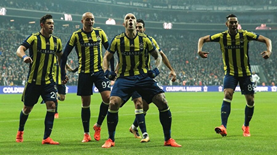 Fernandao'nun cezası belli oldu!
TFF'nin internet sitesinde yer alan açıklamada, Fenerbahçeli futbolcu Jose Fernandao'ya Süper Lig'de Beşiktaş ile yaptıkları karşılaşmada "Taraftarlara yönelik hareketi" nedeniyle 2 maç ceza verildiği açıklandı.
