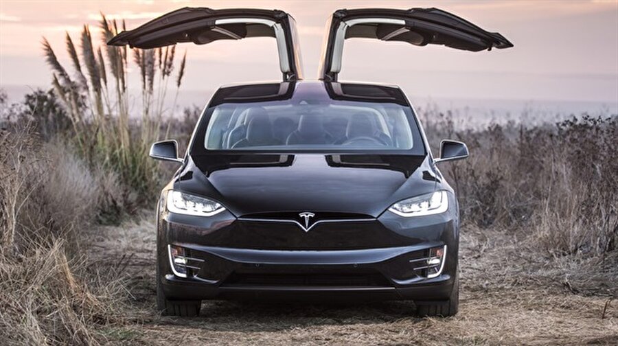 Tesla Model X dünyanın en hızlı arazi aracı oldu
Model X, Tesla’nın geliştirdiği SUV model bir elektrikli araç olarak karşımıza çıktı. Model S ile aynı zamanda tanıtılan elektriklinin martı kanat kapıları, çekiş özelliği vb. birçok radikal karardan dolayı üretimi 3 yıl kadar gecikti. İlk teslimatları Eylül 2015’te yapılan Model S’deki gibi bataryanın aracın tabanında bulunması araca dayanıklılık kazandırırken önde motor yerine boşluk olması da çarpışma sırasında oluşacak şiddeti emerek daha az hasar oluşturuyor.