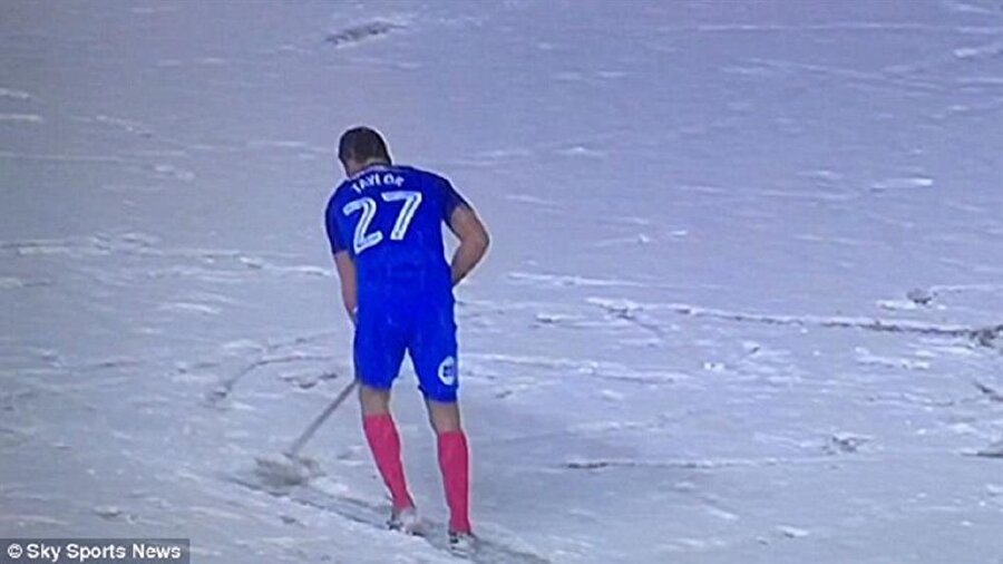 Böyle bir şey daha önce görülmedi! Futbolcu eline küreği aldı...