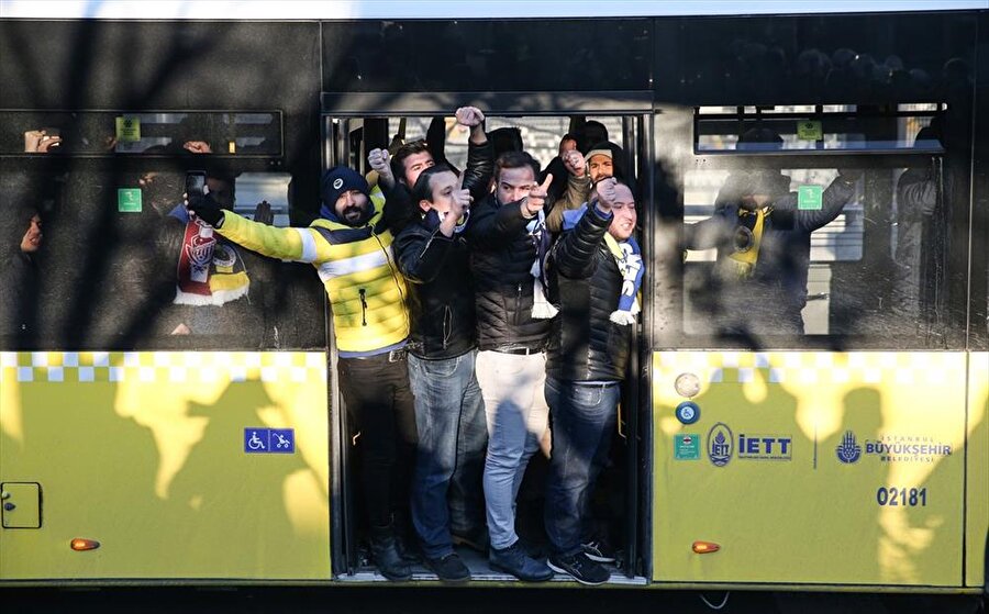 Fenerbahçeli taraftarlardan Beşiktaşlıları kızdıran hareket!