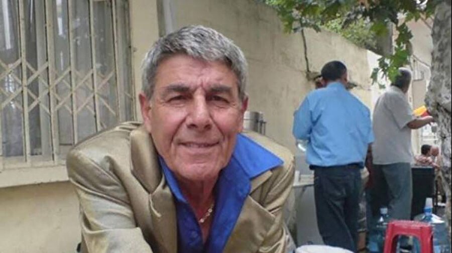 Ercan Yazgan kimdir?
Ercan Yazgan, 4 Nisan 1946 tarihinde Sinop'ta doğdu. Yazgan, 1986 yılında Perihan Abla dizisindeki Şoför ismet karakteriyle tanındı.
1989-2002 yılları arasında 13 yıl kesintisiz olarak yayınlanan "Bizimkiler" adlı dizide ise Kapıcı Cafer tiplemesiyle izleyici karşısına çıktı. Yazgan kariyeri boyunca birçok dizi ve sinema projesinde yer aldı ve Hababam Sınıfı'nı sahneye taşıyan isimlerden birisi oldu.