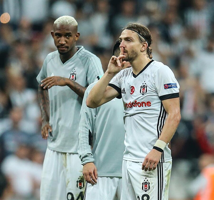 Caner Erkin ile Dirar arasında koridorda tartışma